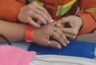 看着都疼！女子10根手指戴了10枚戒指 全部套牢卡死