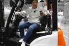 雷军要学叉车了 还号召同事一起学 组织叉车比赛