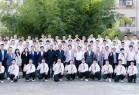 武汉大学官微晒图：雷军与武大同学拍合照 一起比OK