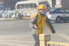 传外卖小哥因病只能跑步送餐 站长辟谣：身体正常